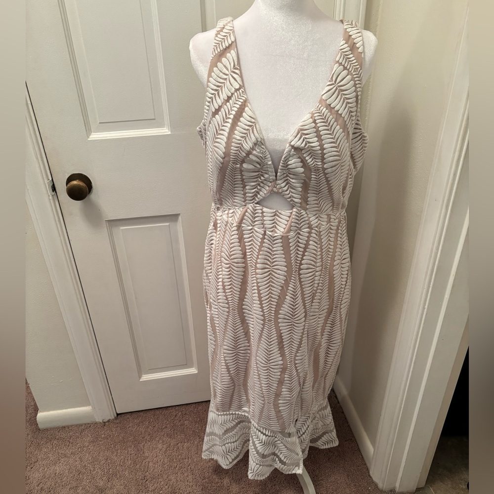 GUESS Elegant White blush and Tan Leaf Pattern Dress Stunning